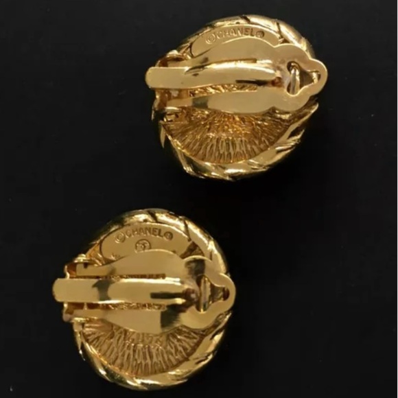 Chanel Vintage Pearl Clip-on Earrings - Picture 4 of 6